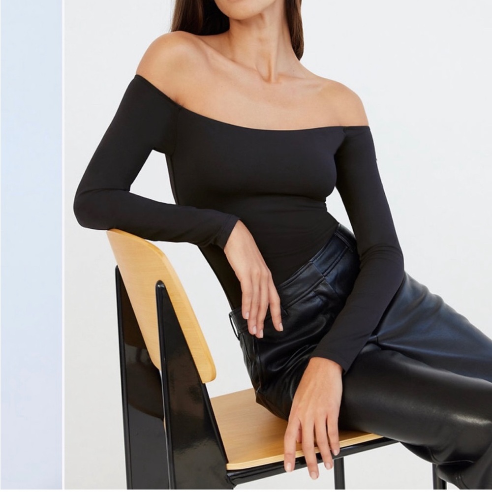 Aritzia Babaton contour off the shoulder 3/4 sleeve shirt in size XS/S